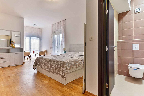 Lux Apartment mit zwei Schlafzimmern und Meerblick — photo 3